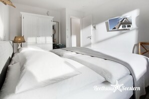 3 عدّة غرف نوم ومكتب ومكواة/لوح كي وسرير سفر