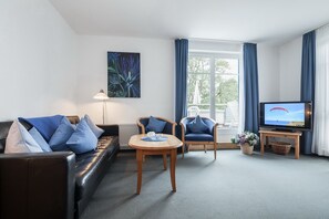 Een televisie en een stereo