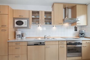 Kühlschrank, Mikrowelle, Ofen, Herdplatte