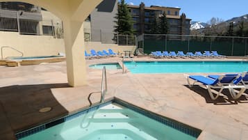 Sebuah kolam renang air hangat