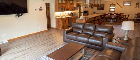 Fernseher, DVD-Player, Tischfußball, Stereoanlage