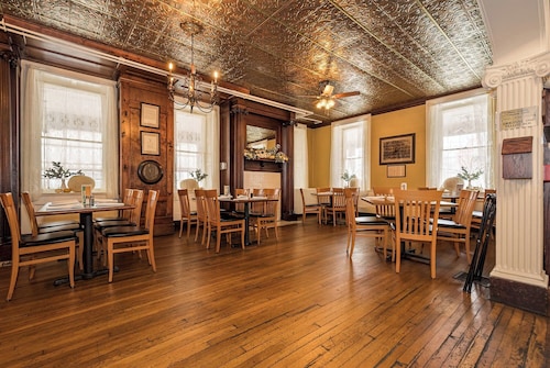 Falls Overlook Lodge - Family Friendly Lodge Near Trails & Fallingwater