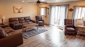 Télévision, lecteur de DVD, baby-foot, chaîne hi-fi