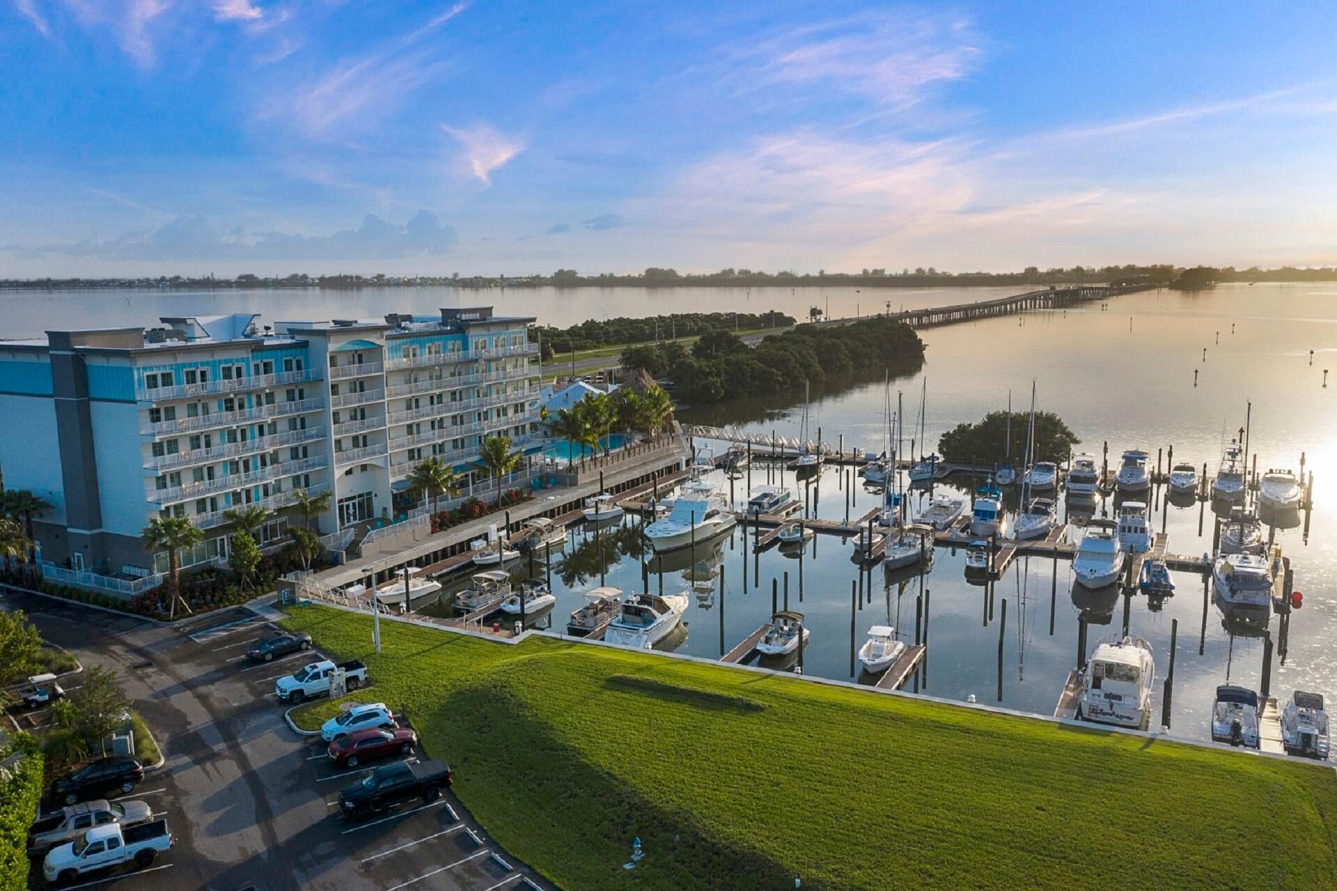 Tranquil One-Bedroom Suite w/ Private Balcony & Gorgeous Marina Views
