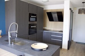 Réfrigérateur, micro-ondes, four, lave-vaisselle