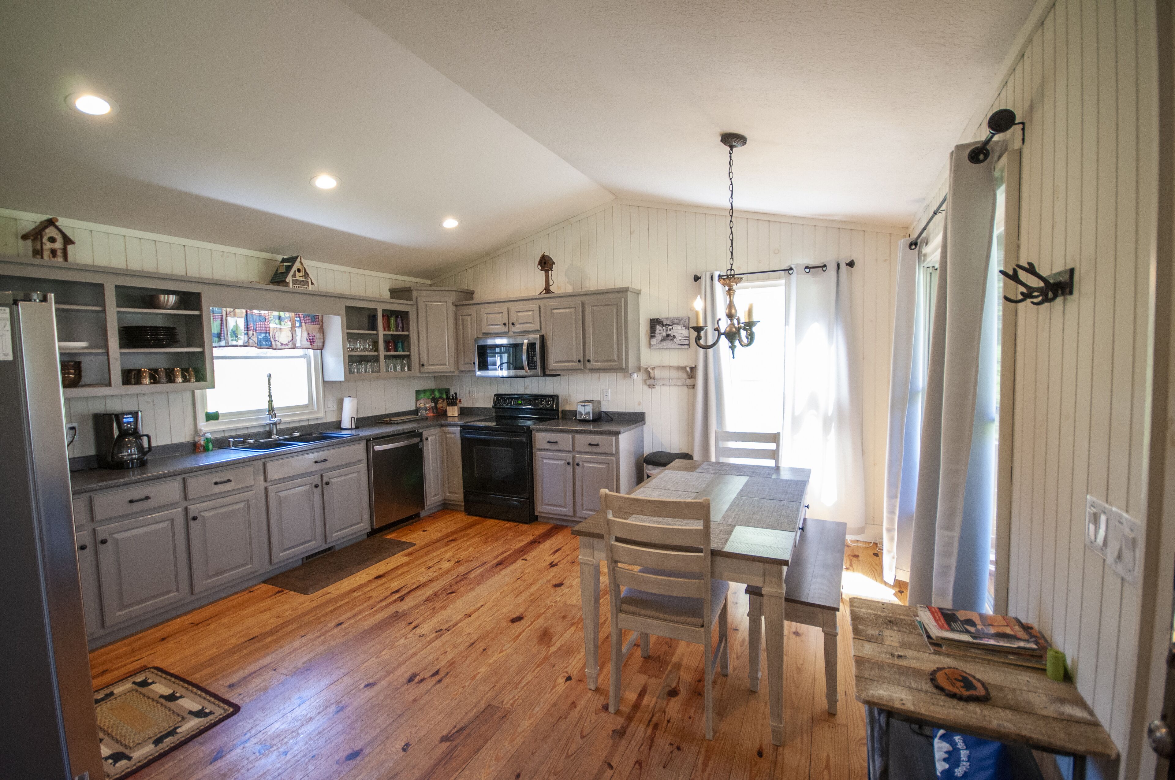 Creekside Cascades Cabin on High Tower Creek in Hiawassee. Pet Friendly!