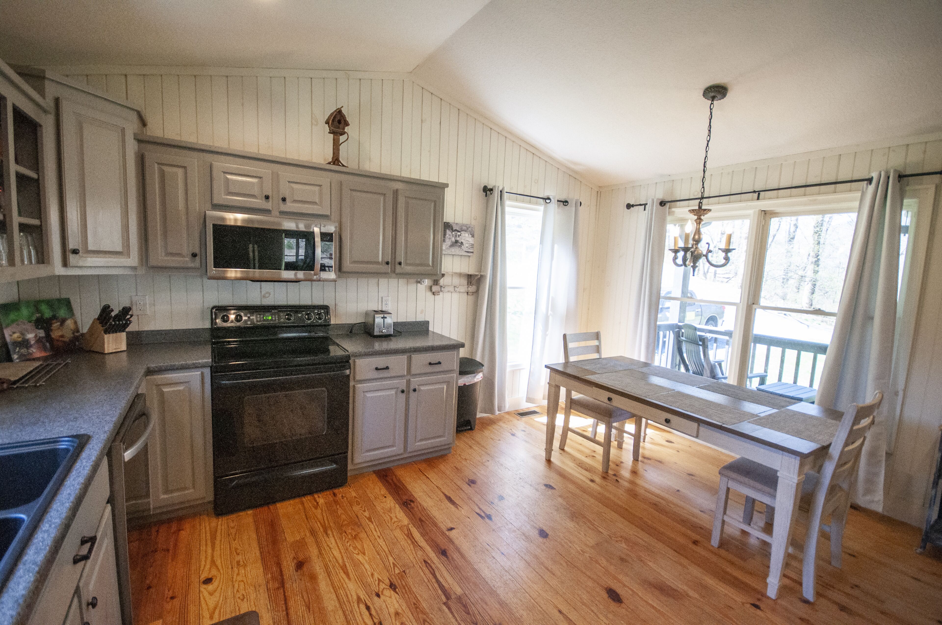 Creekside Cascades Cabin on High Tower Creek in Hiawassee. Pet Friendly!