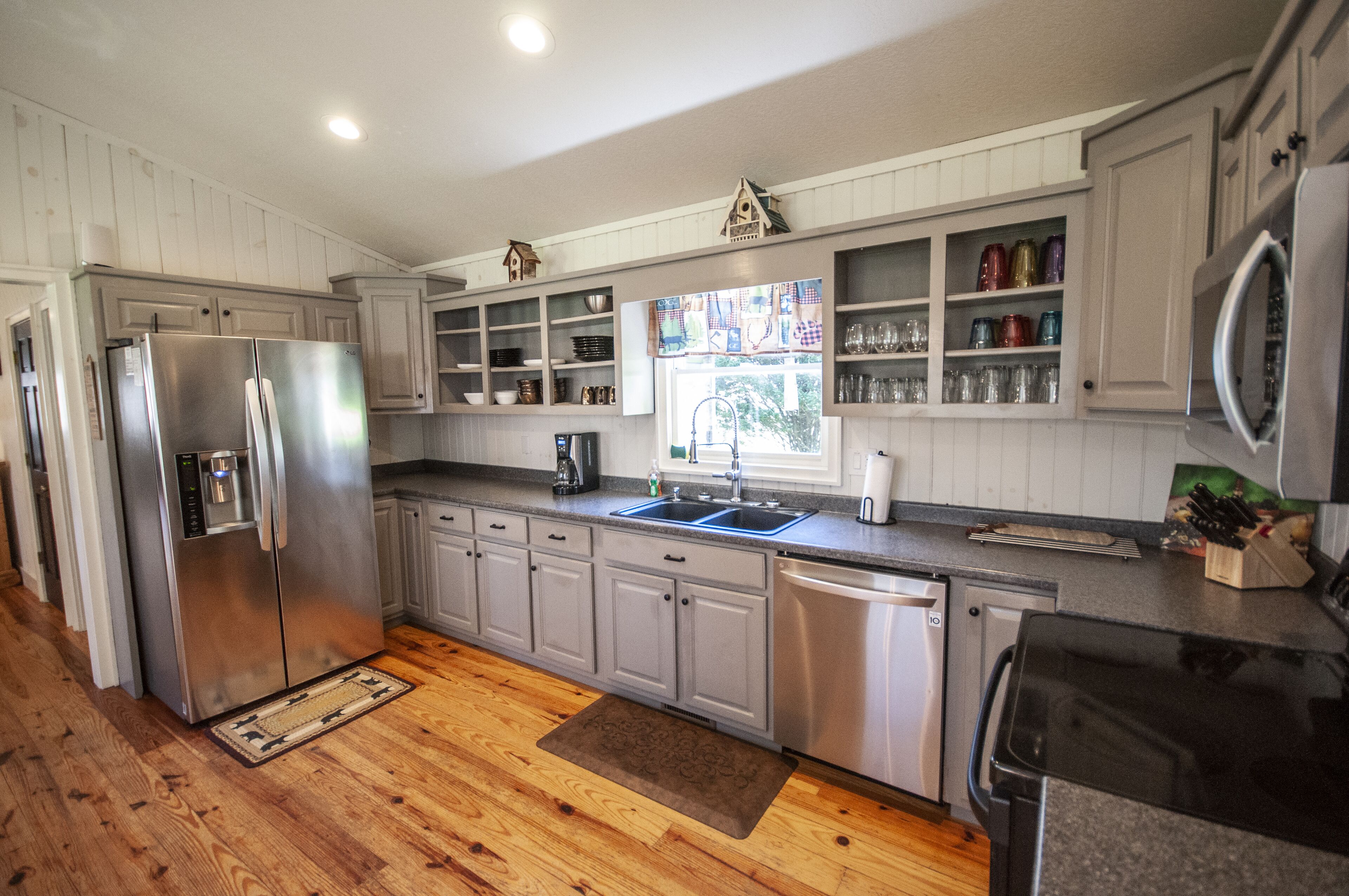 Creekside Cascades Cabin on High Tower Creek in Hiawassee. Pet Friendly!