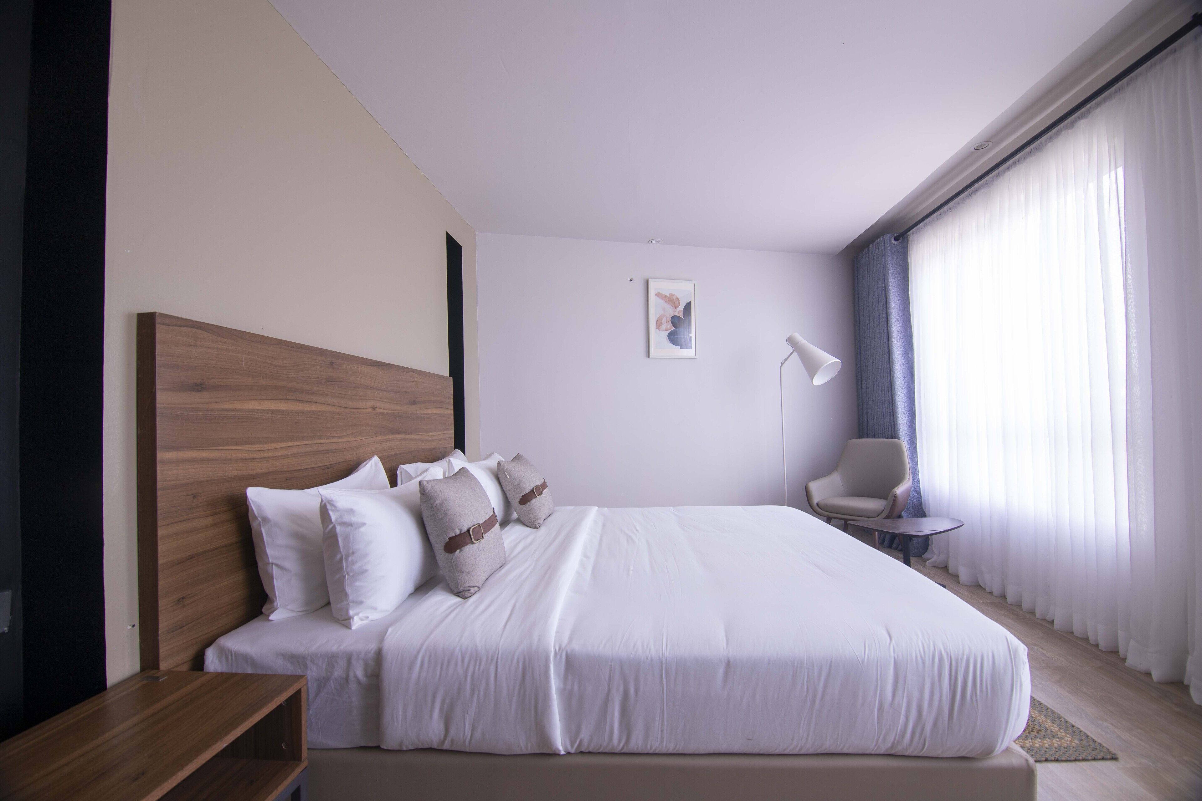 Desk, soundproofing, free WiFi, bed sheets