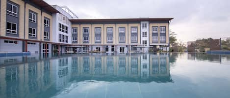 Una piscina al aire libre