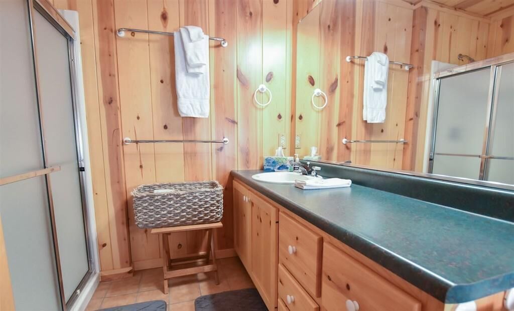 Executive lake front home sleeps 12- Amazing Views and Amenities