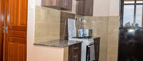 Réfrigérateur, four à micro-ondes, un four, bouilloire électrique