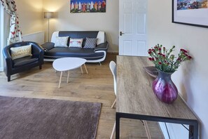 TV, fireplace, books, offices - Host & Stay | Beatrice Little Duckling (Middlesbrough)