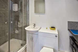 Badekar, hårføner, håndklær og såpe
