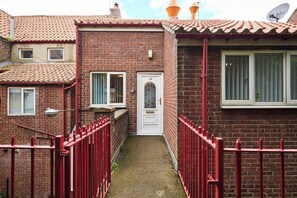 Property grounds - Host & Stay | Rock Cottage (Whitby)