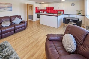 Een televisie en boeken