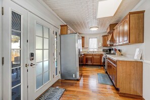 Wasserkocher mit Kaffee-/Teezubehör, Kühlschrank, Mikrowelle, Ofen
