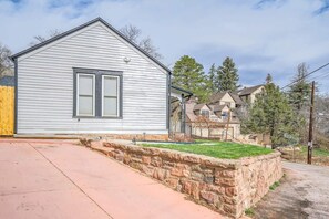 Une maison de plain-pied avec des fondations en pierre et un toit en pente.