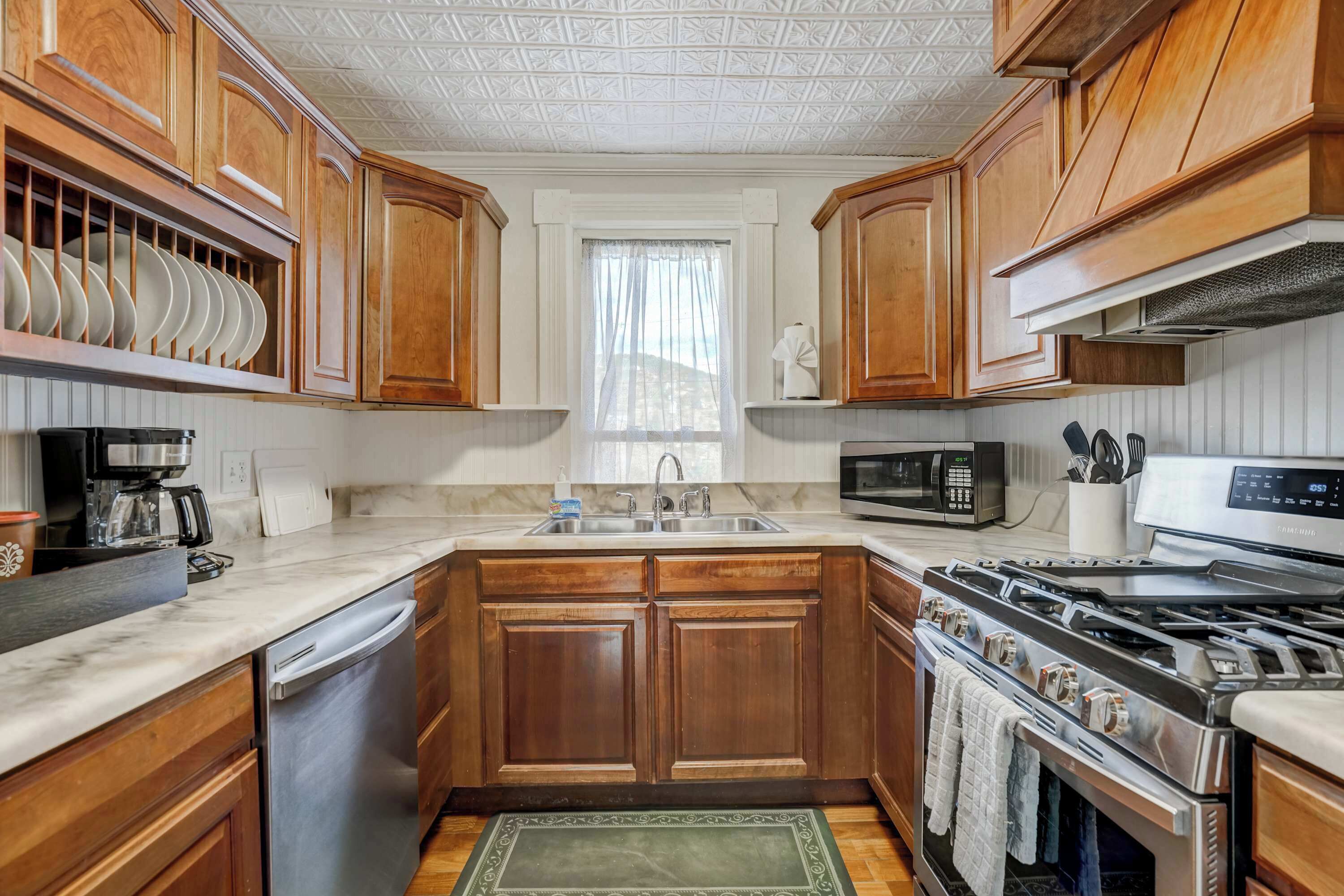 Coffee/tea maker, fridge, microwave, oven