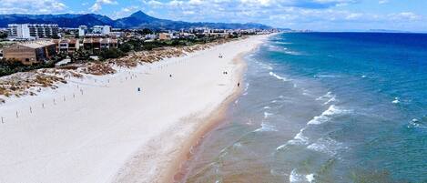 Nær stranden og solsenger