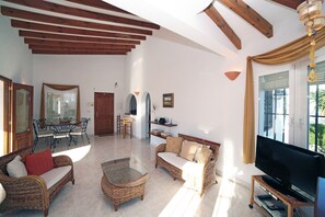 TV, fireplace, DVD player - BEAUTIFUL HOLIDAY VILLA 9 minutes' drive from the beach.  Surface area 142m2 (Pego)