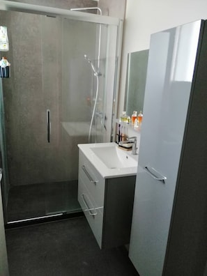 Douche, sĂšche-cheveux, serviettes fournies, savon