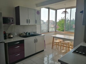 Réfrigérateur, micro-ondes, plaque de cuisson, lave-vaisselle