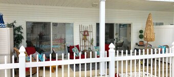 2 bedroom-2 bath on the Tennessee River- Pool and Lucy's Branch Marina