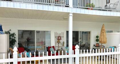 2 bedroom-2 bath on the Tennessee River- Pool and Lucy's Branch Marina