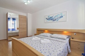 3 bedrooms, iron/ironing board, WiFi, bed sheets