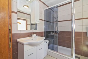 Dusj, hårføner og håndklær