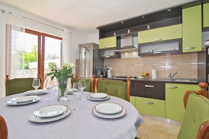 Fridge, oven, stovetop, dishwasher