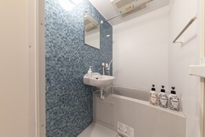 Hair dryer, electronic bidet, toilet paper - R knowledge BLDG (Tokyo)