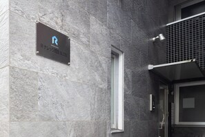 Interior entrance - R knowledge BLDG (Tokyo)