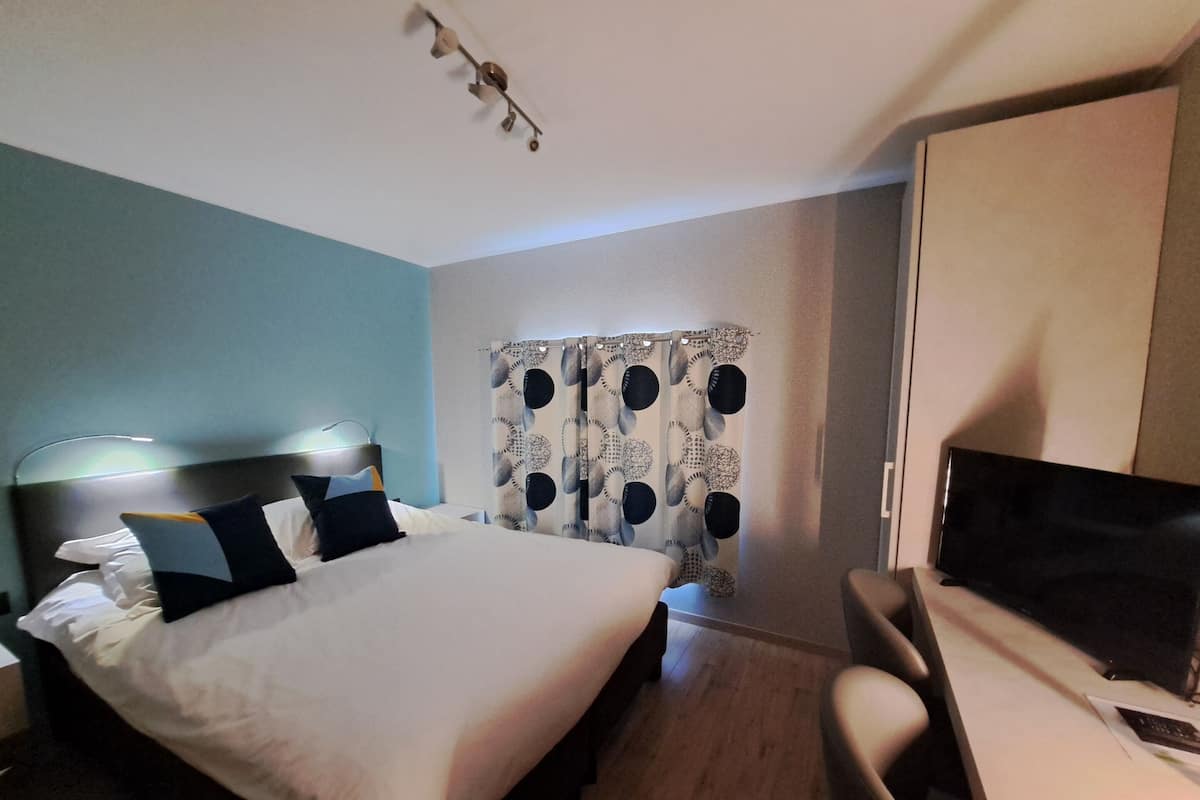 Classic Double Room, Ensuite, Courtyard View