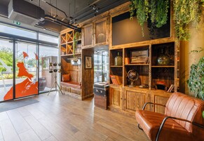 Un interior acogedor con estantes de madera, sillones de cuero y un ventanal con vistas.