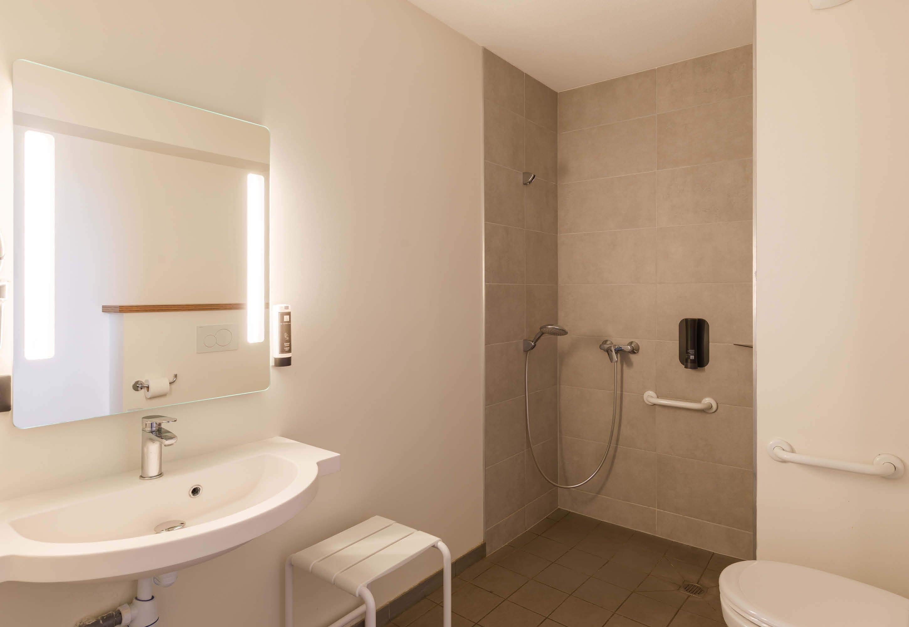 triple room, mobility accessible, non smoking | bathroom | shower, towels, soap, toilet paper