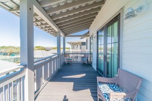 House, 4 Bedrooms | Balcony