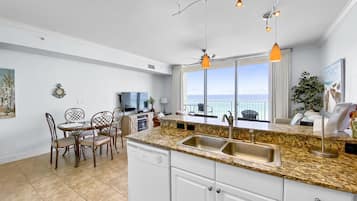 Condo, 2 quartos | Cozinha privada | Micro-ondas