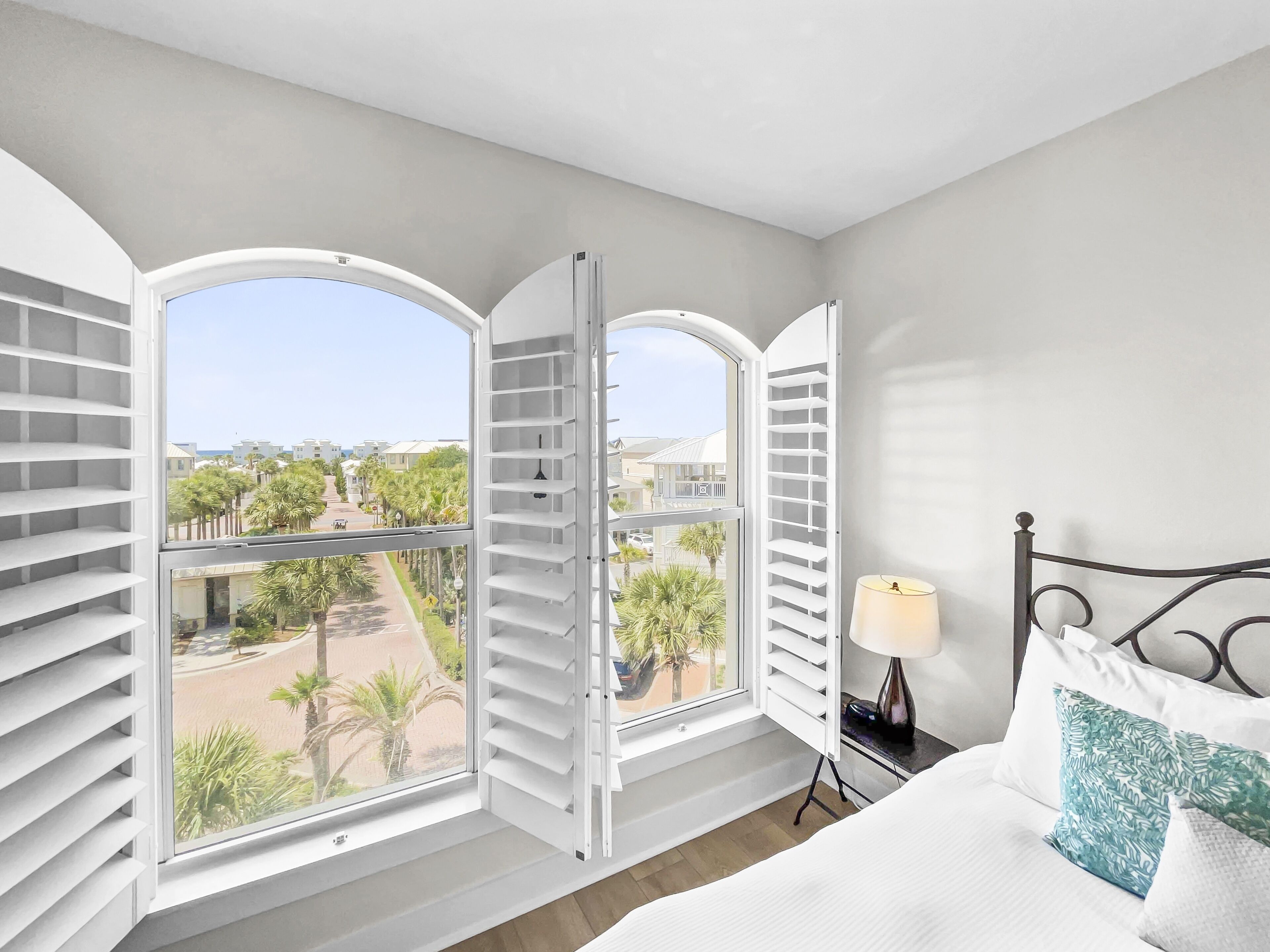 Sea-crested 3 Bedroom Condo by Redawning