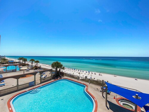 Sea-horsey 3 Bedroom Condo by RedAwning