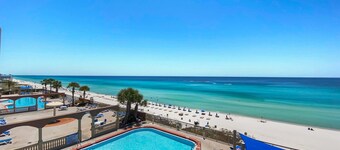 Sea-horsey 3 Bedroom Condo by RedAwning