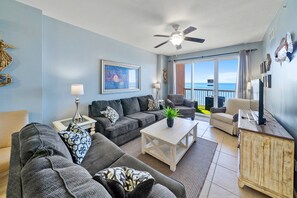 Condo, 3 phòng ngủ | Khu phòng khách | Smart TV 