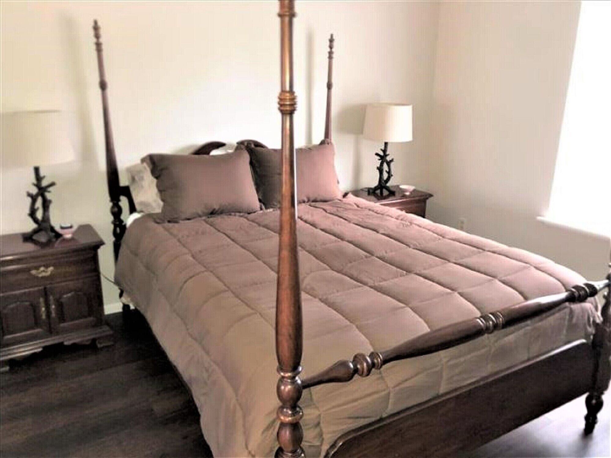 Village 1 Bedroom Condo by Redawning