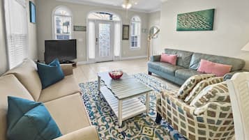 Casa, 2 habitaciones | Sala de estar | Smart TV