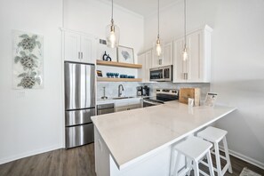 Condo, 1 Bedroom | Private kitchen | Fridge, microwave, oven, coffee/tea maker