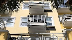 Un edificio con balcones y un letrero que dice "SOHO beach".