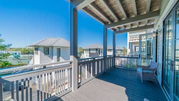 House, 6 Bedrooms | Balcony