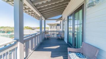 House, 6 Bedrooms | Balcony