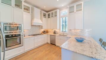 House, 6 Bedrooms | Private kitchen | Fridge, oven, coffee/tea maker, toaster